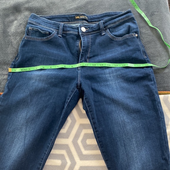 Lee capris size 10. Like new. - Picture 6 of 6